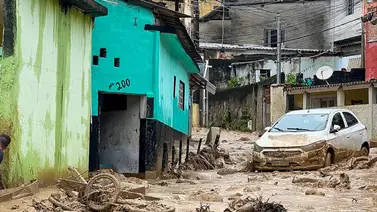 Hombre busca a sus "cuatro hijos" tras inundaciones en Brasil (+Video) Hombre busca a sus "cuatro hijos" tras inundaciones en Brasil (+Video)