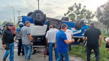 Autobús volcó en autopista de Valencia este #7May: Hay varios heridos