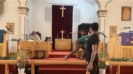 Pensilvania| Predicador se salva de disparo tras atascarse arma del pistolero (+Video)