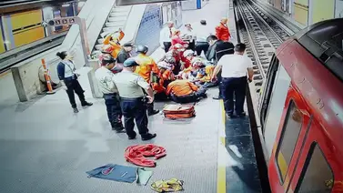 Rescatan a mujer que se lanzó a los rieles del Metro de Caracas Rescatan a mujer que se lanzó a los rieles del Metro de Caracas