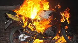 Moto se prende en llamas mientras surtía combustible en La Guaira (+Video)