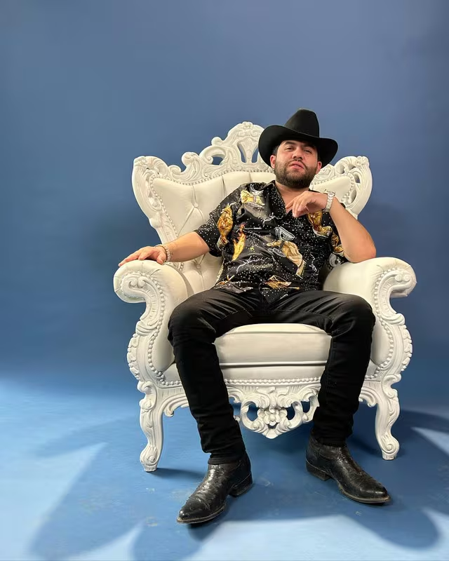 Él es Luis R. Conriquez, el cantante que acompañará a Canelo en su pelea Él es Luis R. Conriquez, el cantante que acompañará a Canelo en su pelea