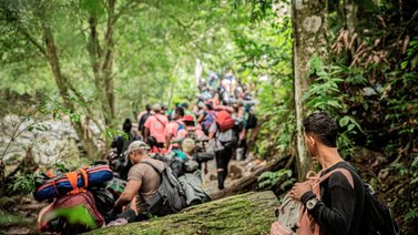 Rescatan a venezolano con las piernas fracturadas en selva del Darién (+VIDEO)
