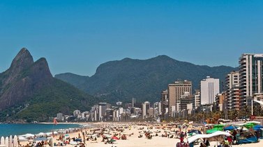 Ola gigantesca impacta a bañistas en Brasil (+Video)