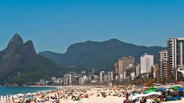 Ola gigantesca impacta a bañistas en Brasil (+Video)