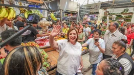 Candidata a la presidencia de México, Xóchitl Gálvez recibió limonazo durante visita a un mercado (+Video)