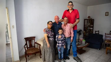 Venezolano con los pies más grandes del mundo recibe obsequio desde Alemania (+Video)