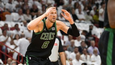 NBA: Kristaps Porzingis sufre una lesión en el sóleo