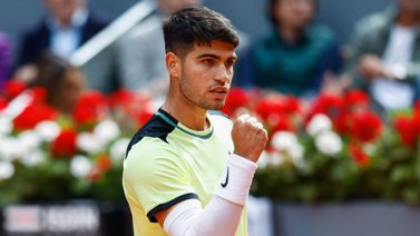 Tenis: Alcaraz sufre pero avanza en el Masters de Madrid