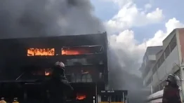 Se desploma estructura en llamas en la California Sur (+Video)