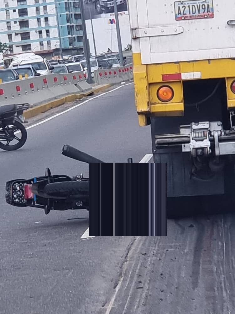 Joven motorizado murió tras accidente en la Francisco Fajardo: una gandola lo "succionó" Joven motorizado murió tras accidente en la Francisco Fajardo: una gandola lo "succionó"