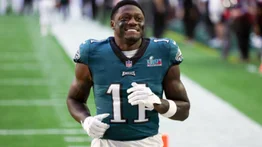 NFL: Arthur Juan Brown firma histórico acuerdo de renovación