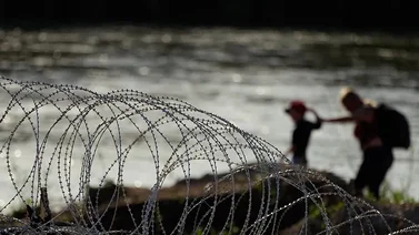Imputan a migrantes por cruzar el alambrado en Texas: ¿Cuál sería su sentencia?