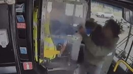 EEUU| Detienen a pasajero tras golpear al conductor y chocar el bus contra un edificio