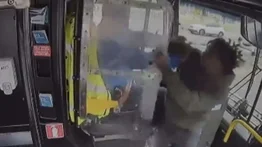 EEUU| Detienen a pasajero tras golpear al conductor y chocar el bus contra un edificio