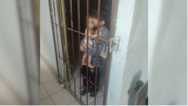 Autoridades rescatan a hermanitos abandonados
