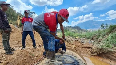 Especialistas atienden avería en una tubería en El Obelisco de Petare
