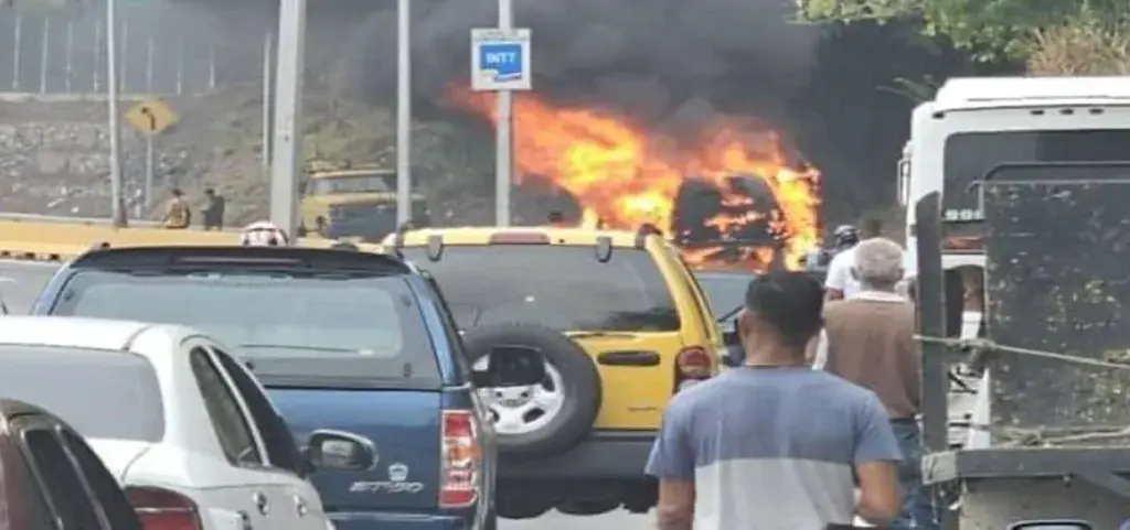 Reportan incendio de un vehículo en la Panamericana (+Imágenes)