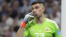 Baila, Dibu, Baila. El campeón del mundo derrota una vez más a Francia