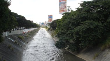 Paramédicos buscan el cuerpo de sexagenaria lanzada al río Guaire