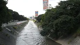Paramédicos buscan el cuerpo de sexagenaria lanzada al río Guaire