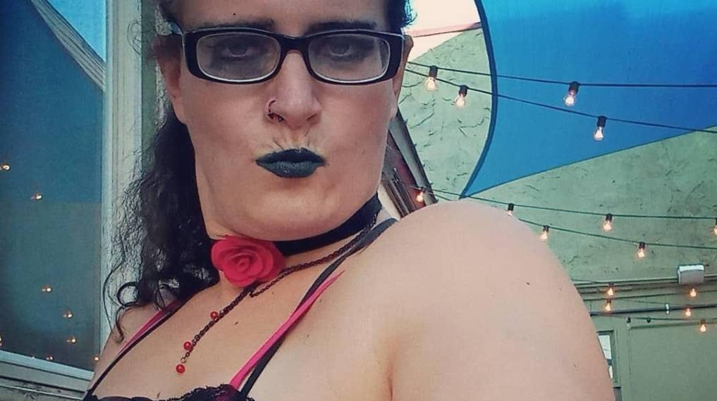 Condenan a mujer transgénero "vampiro" por abusar de una adolescente