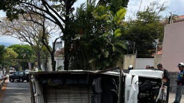 Reportan volcamiento de transporte escolar en Chacao (+Detalles)