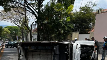Reportan volcamiento de transporte escolar en Chacao (+Detalles)