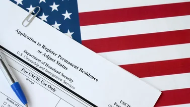 ¿Qué es un ajuste de estatus migratorio y quiénes aplican? (+Requisitos)