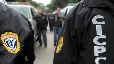 Detienen a mujer que forzó a su hija de 13 años a tomarse fotos íntimas