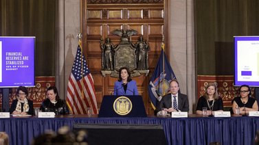 Gobernadora asegura que Nueva York funcionará mejor para los migrantes en 2025 (+Detalles)