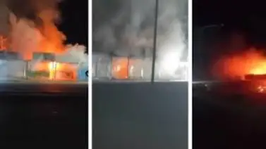 Incendio de gran magnitud arrasa con cuatro kioscos de comida en Chichiriviche Incendio de gran magnitud arrasa con cuatro kioscos de comida en Chichiriviche
