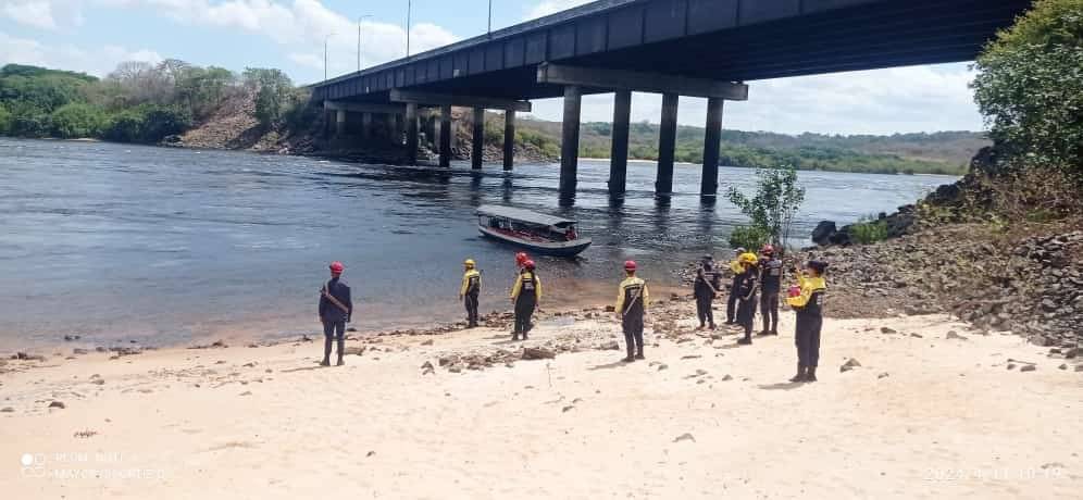 Continua búsqueda de ciclista que cayó al río mientras era atacado por avispas (+FOTOS) Continua búsqueda de ciclista que cayó al río mientras era atacado por avispas (+FOTOS)