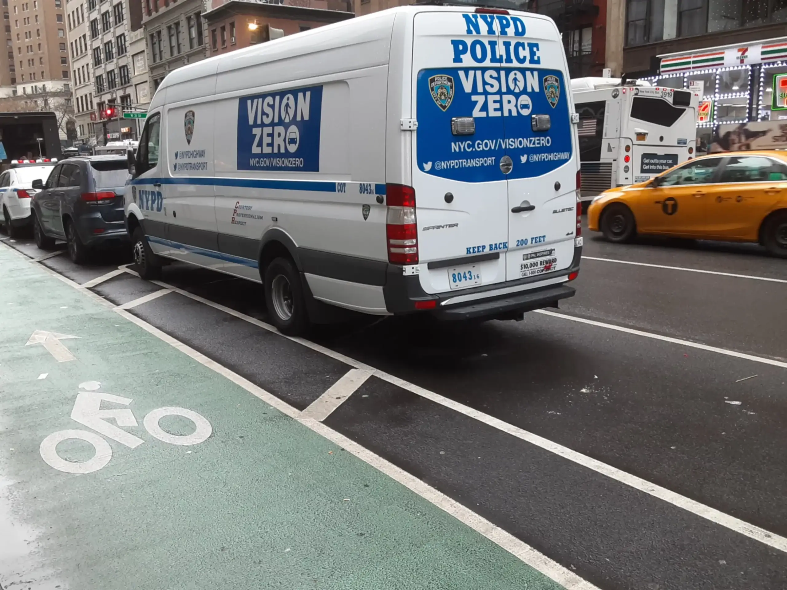 Anciano que conducía un Mercedes de lujo causó aparatoso accidente en Nueva York