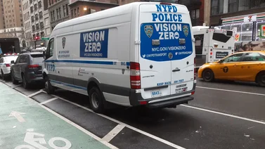 Anciano que conducía un Mercedes de lujo causó aparatoso accidente en Nueva York