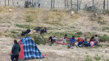 Familias enteras acampan en la frontera para ser recibidos en EEUU Familias enteras acampan en la frontera para ser recibidos en EEUU