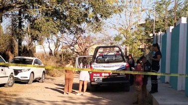 Mujer descurió el cuerpo de su nieto entre bolsas de basura