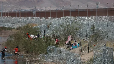 Texas coloca nueva barricada en la zona más transitada por migrantes