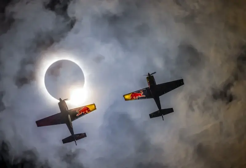 Pilotos de Red Bull realizan acrobacias durante eclipse solar (+Imágenes)