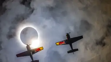Pilotos de Red Bull realizan acrobacias durante eclipse solar (+Imágenes) Pilotos de Red Bull realizan acrobacias durante eclipse solar (+Imágenes)