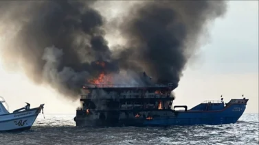 Más de 100 personas saltan al mar tras incendio en un ferry (+Video)