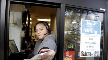 Trabajadores de California celebran aumento salarial pero se enfrentan ahora estos problemas