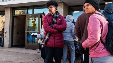 ¿Cuáles refugios de migrantes serán desalojados en Illinois?