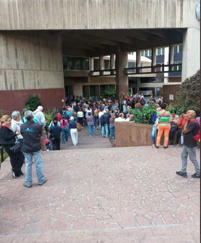 Reportan largas colas en la sede principal de Corpoelec este #1Abr: Esta es la razón (+FOTOS)