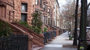¿Cuánto debo ganar para poder comprar una vivienda asequible en Nueva York?