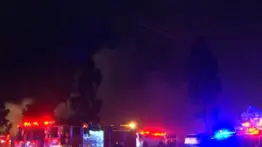 California| Bomberos combaten voraz incendio con explosiones en complejo de apartamentos (+Video)