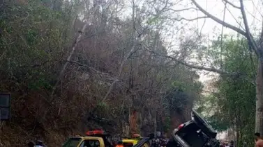 Un vehículo con cuatro pasajeros cae por un barranco vía Ocumare de la Costa Un vehículo con cuatro pasajeros cae por un barranco vía Ocumare de la Costa