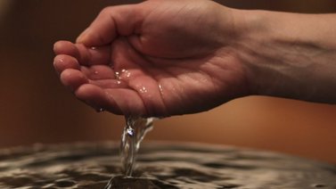 Descubre cómo puedes bendecir el agua sin ir a la iglesia