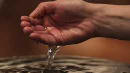 Descubre cómo puedes bendecir el agua sin ir a la iglesia