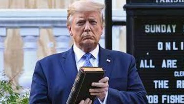 Trump vende biblias para cubrir sus gastos